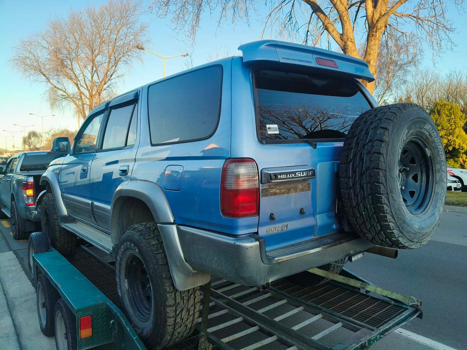 A Hilux Surf SSR-G arriving on the trailer